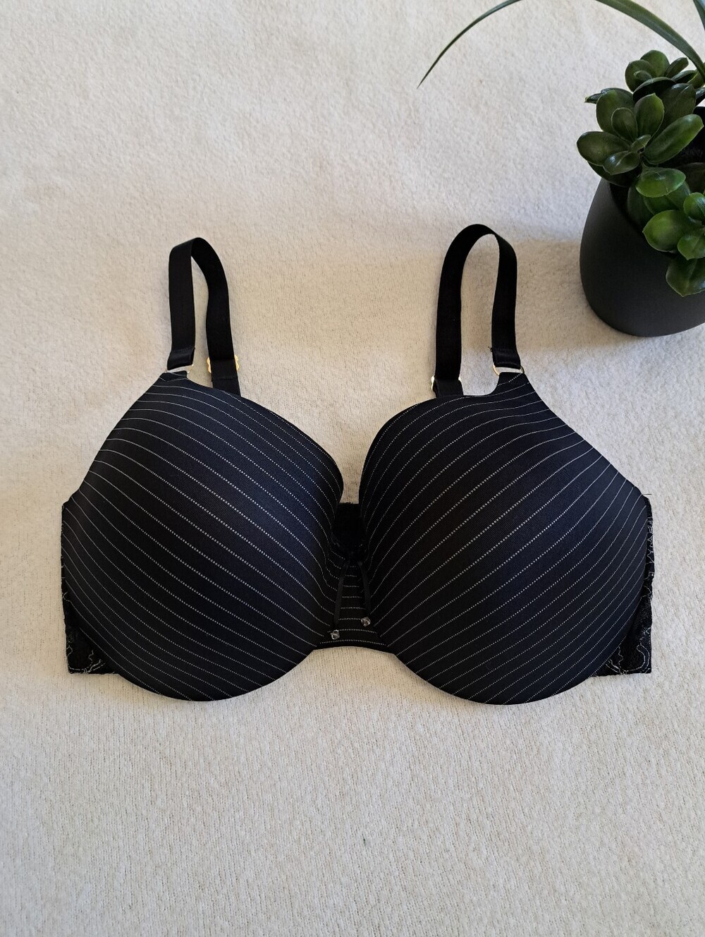 Ashley Graham Black Pinstripe T-Shirt Bra Underwire Women's Size 38G Plus Size